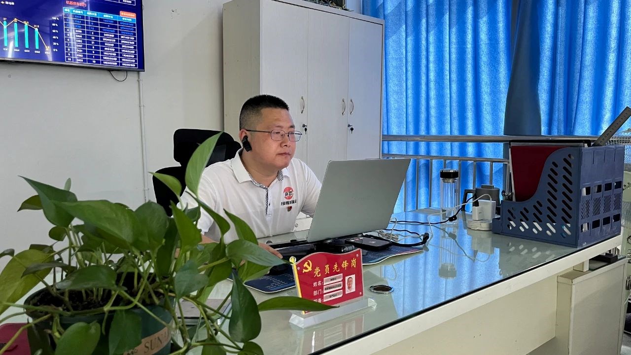 凯时尊龙圣地孕育纬编工匠，，，，创新劳务助力人才振兴！！！记凯时尊龙智能科技集团“凯时尊龙袜业工匠”劳务品牌代言人林国龙